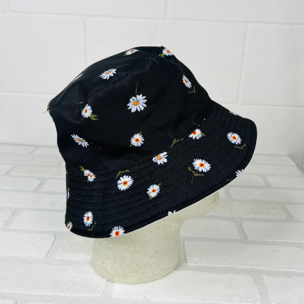 Alice + Olivia Reversible Bucket Hat Black White Daisy Floral Sun Hat
